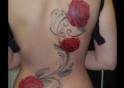 Rosen Tattoo mit Ranken