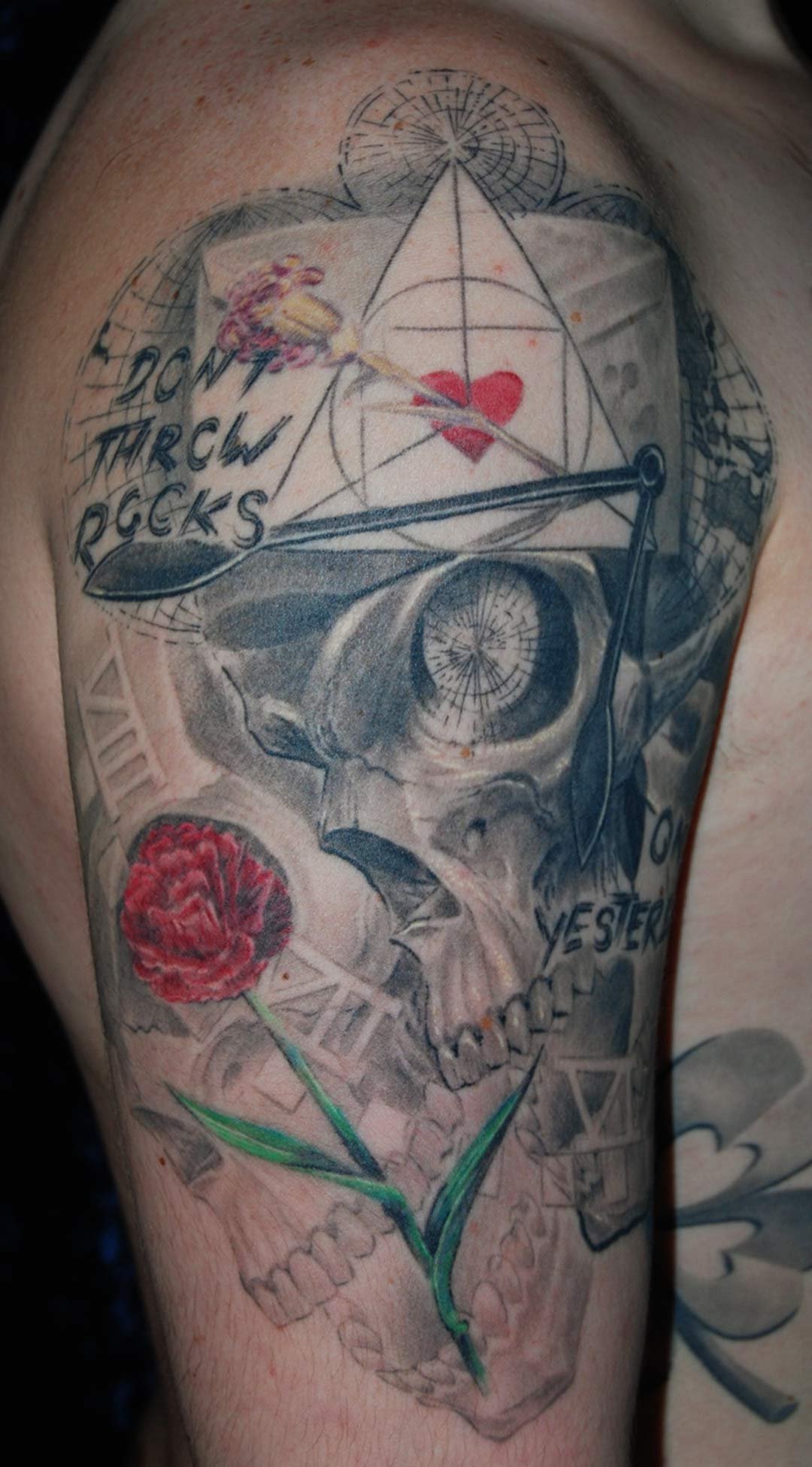 trash tattoo Totenkopf mit nelke und weltkarte