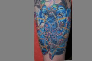 chinesische-Schriftzeichen-Cover-up-tattoo-blumen-ganesha-shit-for-life-tattoo-raul-muenchen-nacher