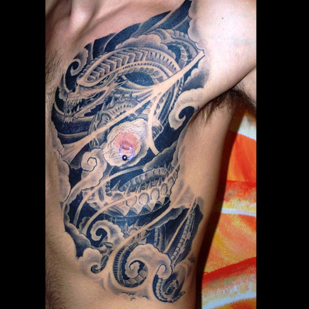 Biomechanik Drache in japanischer Sauce Tattoo