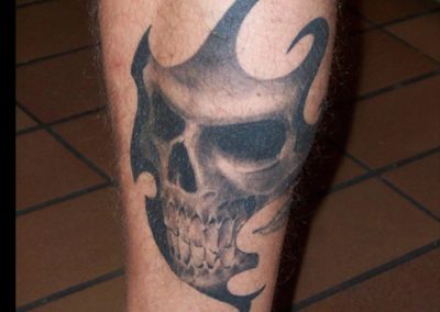 Totenkopf im Tribal Tattoo