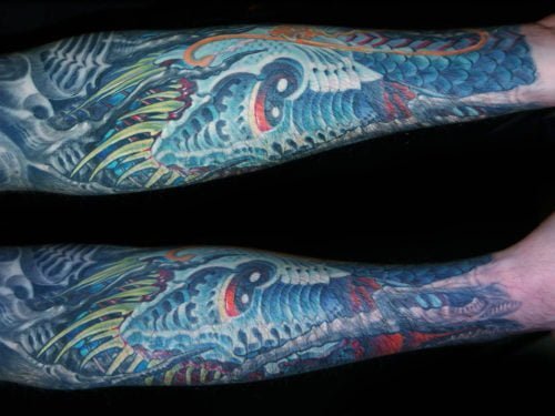 Buntes biomechanisches Fisch-Tattoo auf Unterarm