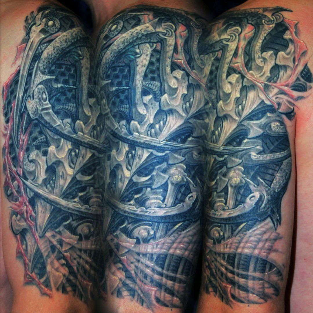 Biomechanik Coverup Knochen Klingen Tattoo
