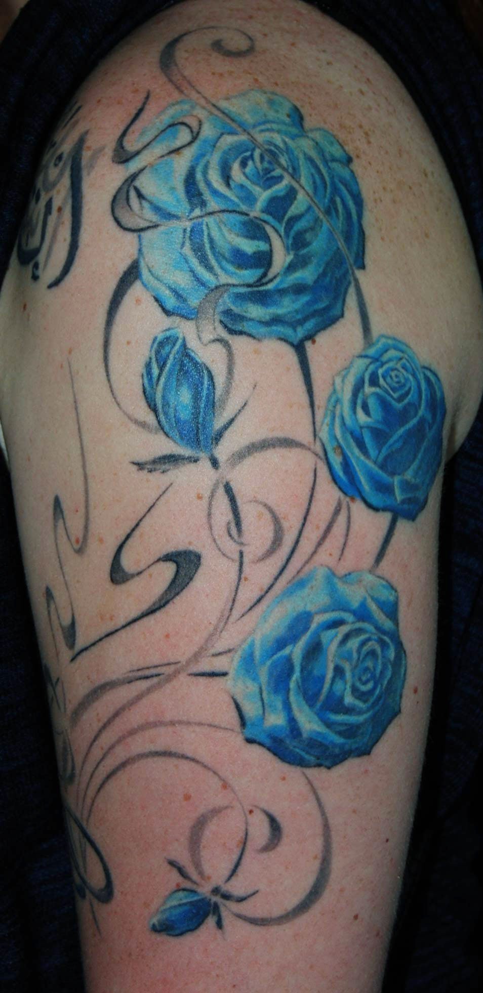 Rosen Tattoo in Blau mit Ornament in Grau München