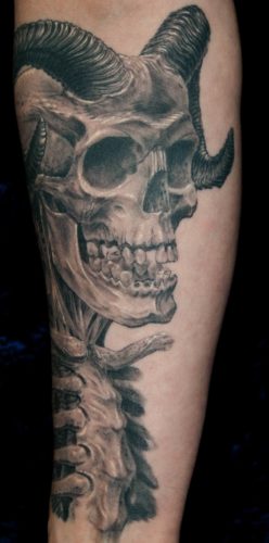 shit for life hits for life raul München Bayern Deutschland, Biomechanik, asiatische Tattoo, Trash Polka, Black und Grey, Überdeckung Cover Up Spezialist Teufel Hörner Schädel Totenkopf