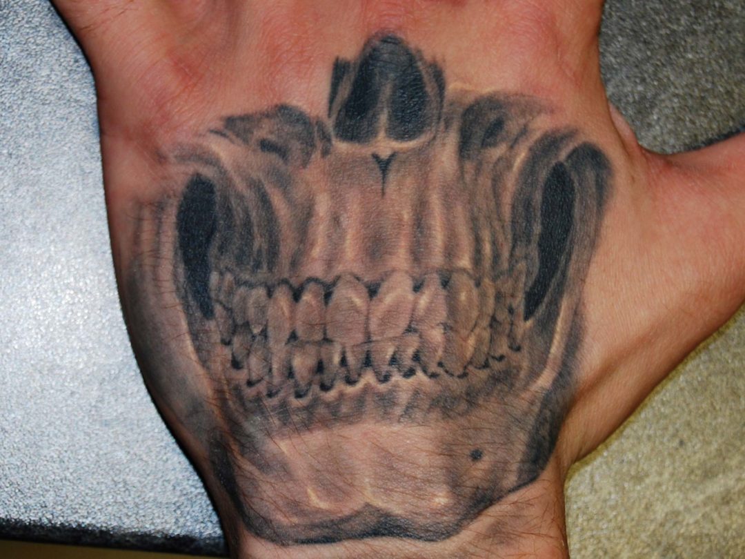 Totenkopf Hand Tattoo München