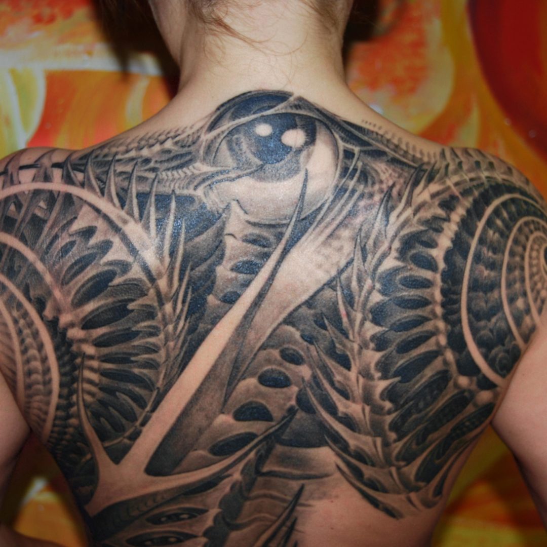 Biomechanik Rücken Spirale Tattoo