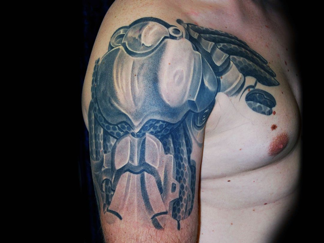 Biomechanik Carbon Rüstung Tattoo