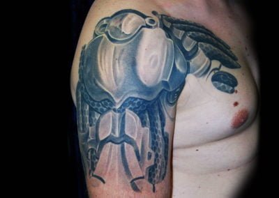 Biomechanik Carbon Rüstung Tattoo