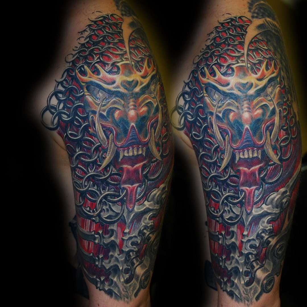 Biomechanik Maske mit Ketten Tattoo