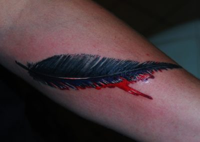 Blutige Feder Tattoo