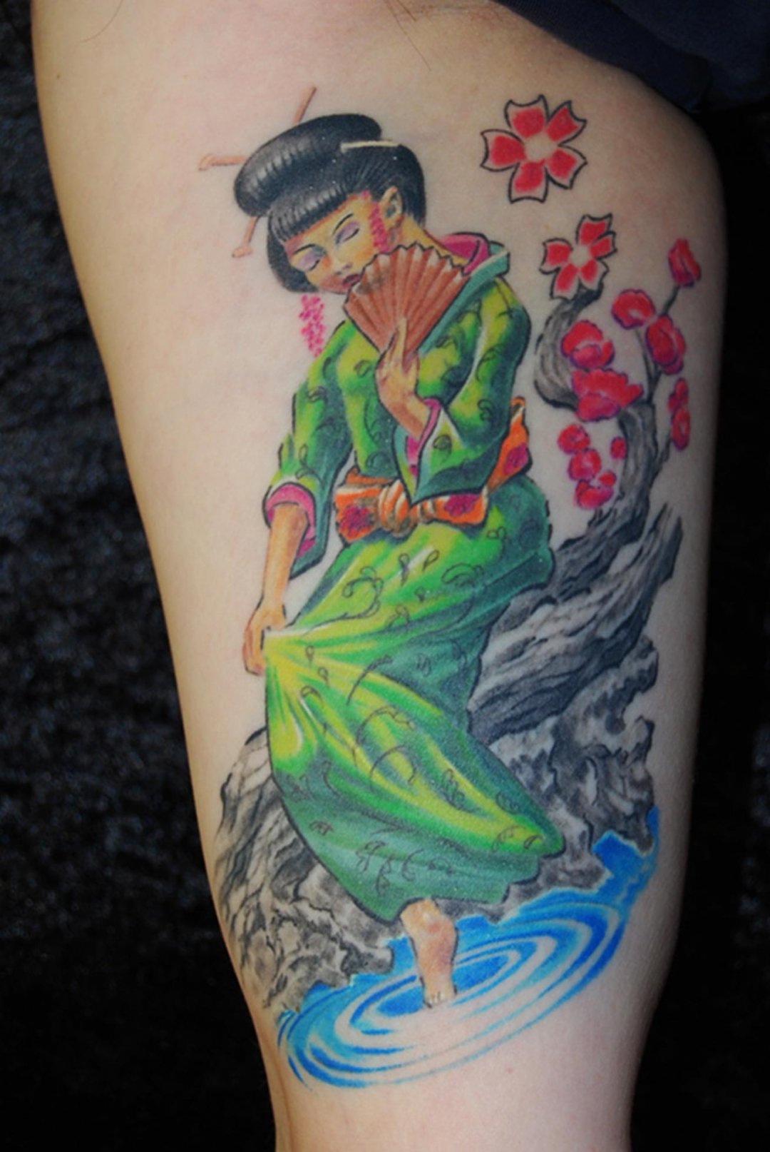 Geheimnis Geisha mit Kirschblüten Tattoo