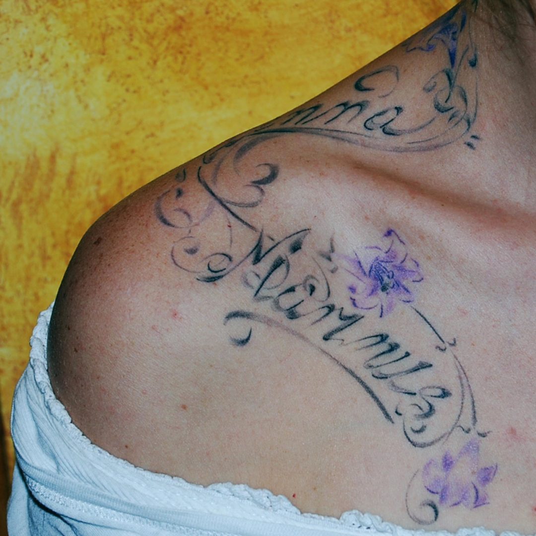 Blumen mit Schrift Tattoo