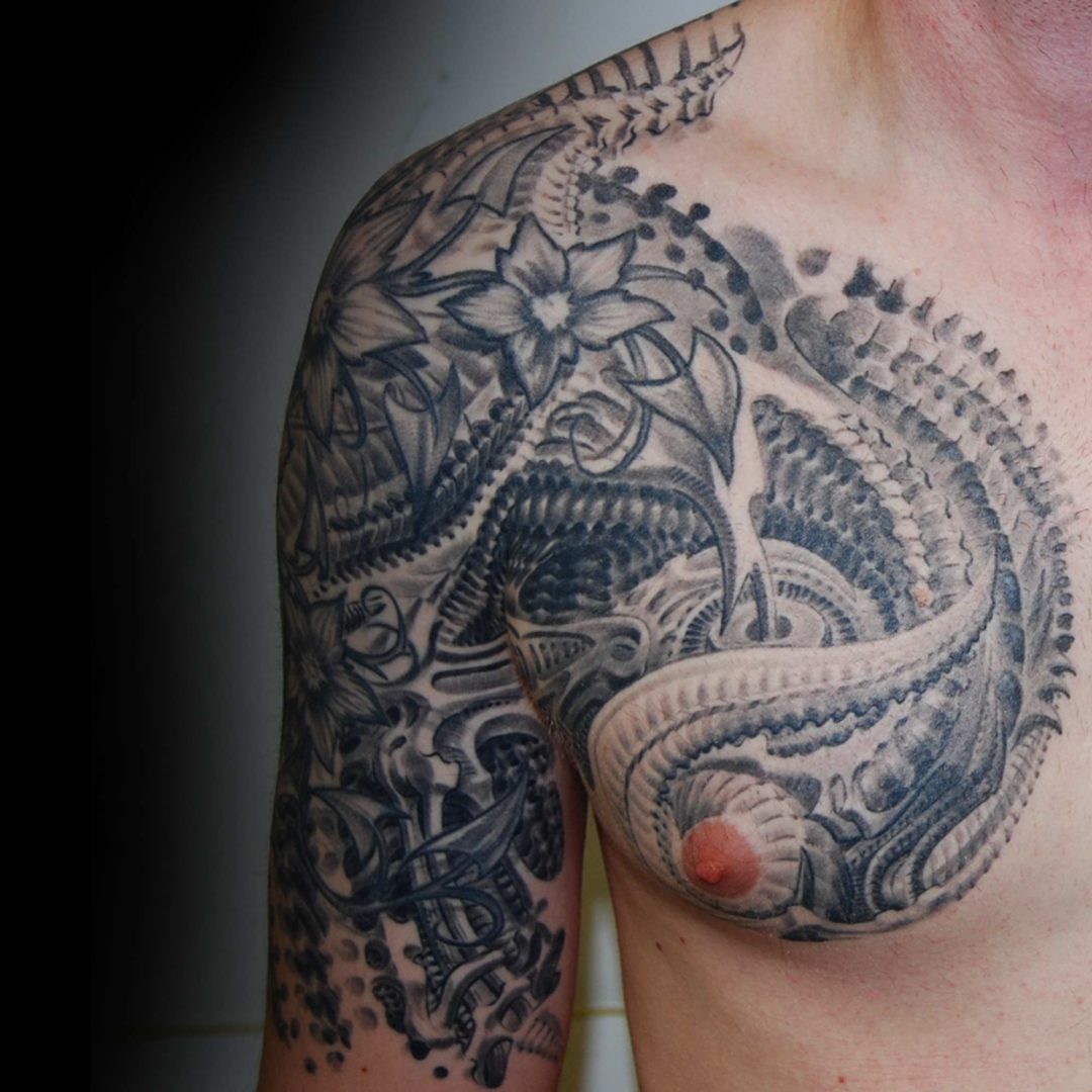 Biomechank H.R. Giger Brust Tattoo