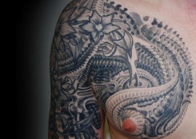 Biomechank H.R. Giger Brust Tattoo