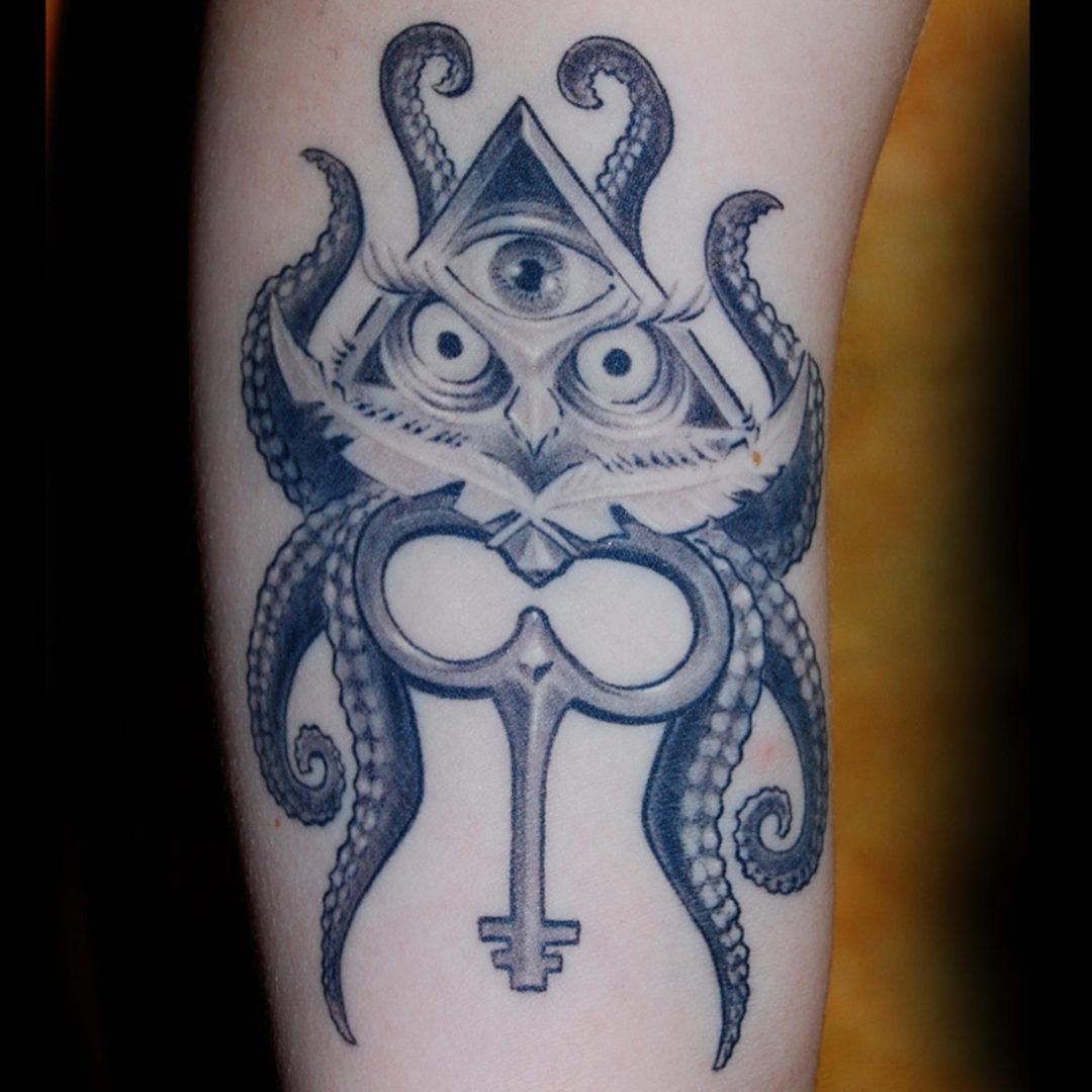 Krake Eule Pyramide Schlüssel Tattoo