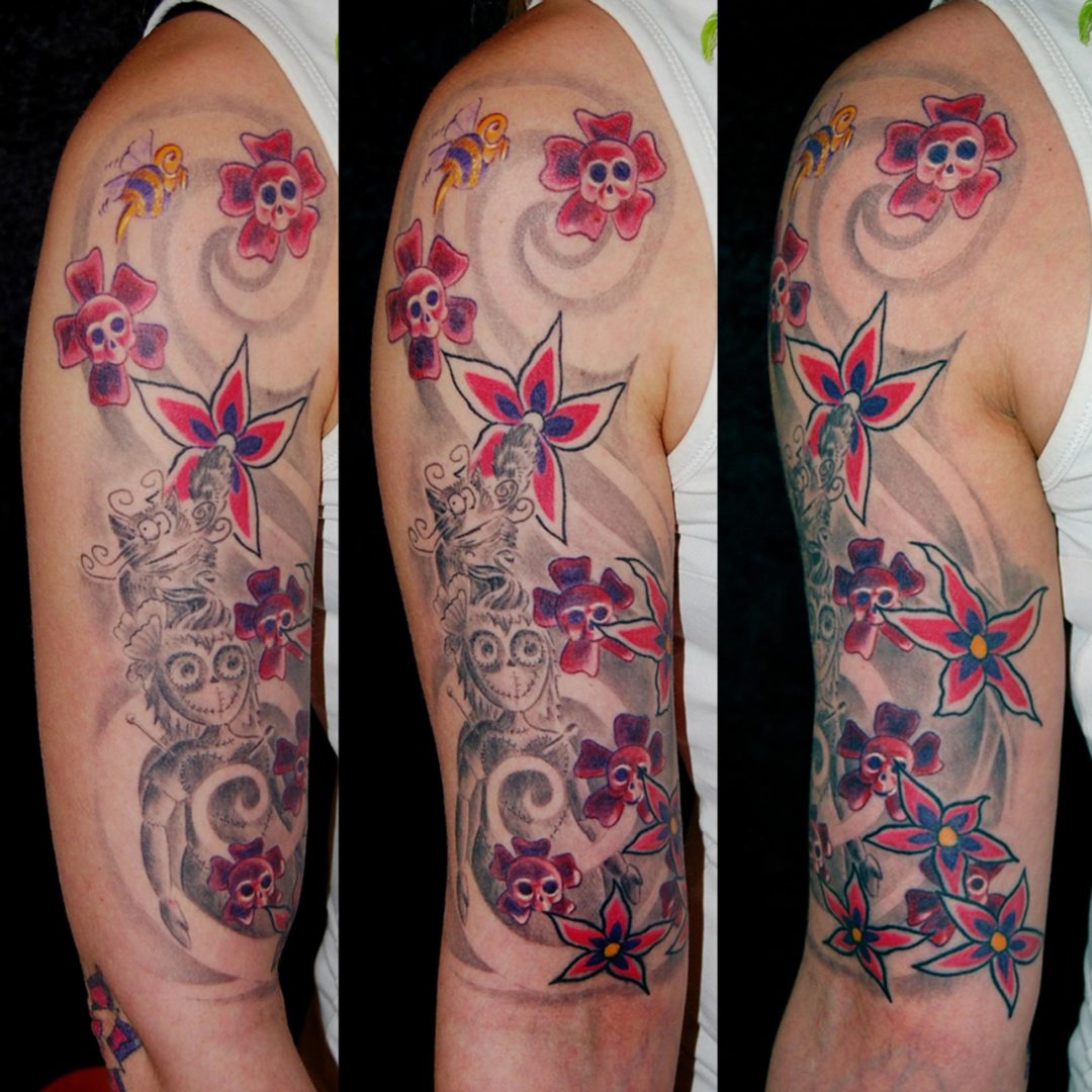 Totenkopf Blumen mit Katze Tattoo