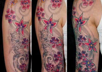 Totenkopf Blumen mit Katze Tattoo