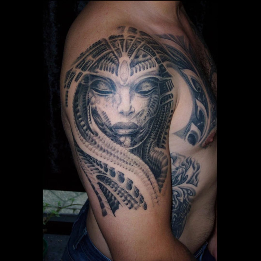 H.R.Giger Biomechanik Frau Portrait Tattoo