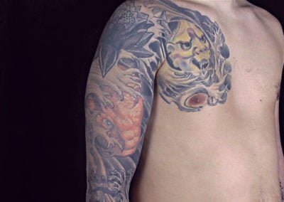 japanisches Sleeve Tattoo mit Koi und Buddha, Lotus und Hannya-maske