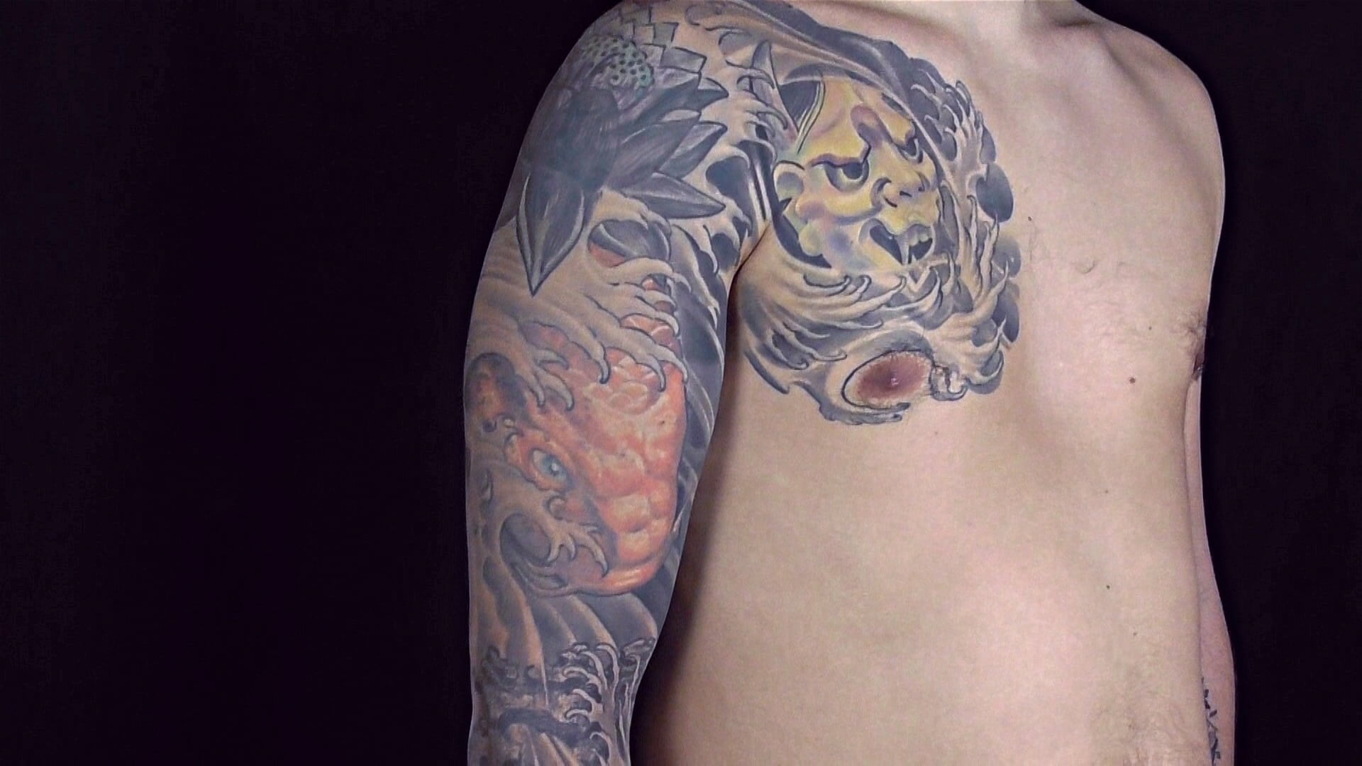 japanisches Sleeve Tattoo mit Koi und Buddha, Lotus und Hannya-maske