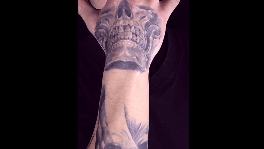 handliche Schädel Tattoos