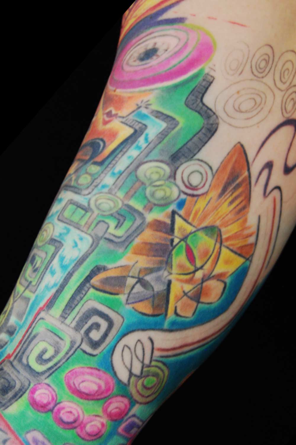 Dali-Hundertwasser-Cover-up--Überdeckung-Tattoo-Hits-for-Life-Shit-for-life-Raul-München-Innenarm-in-Arbeit