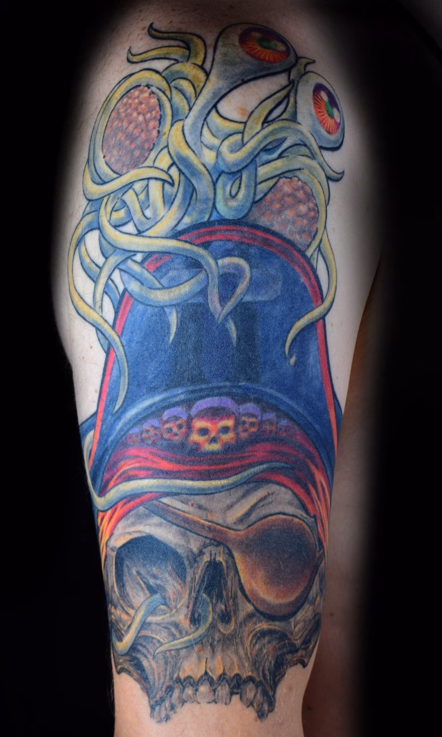 Fliegendes Spaghetti Monster Tattoo auf Piraten-Hut Cover-up Interaktiver Vorher-Nachher-Vergleich: Nach Cover-up Tattoo fliegendes Spaghetti Monster Tattoo