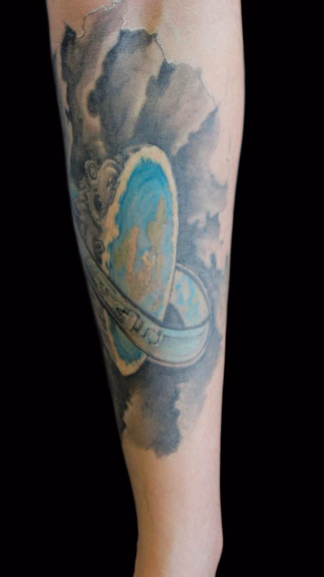 interaktiver Vergleich vorher nachher eines Cover-up Tattoo von einem Tattoo mit Ring um Mittelerde mit einer biomechanischen Zahnrad Auge Konstruktion danach