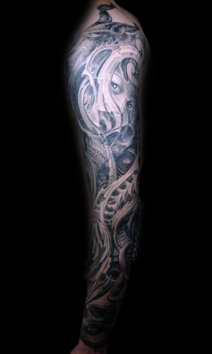 Biomechanik Sleeve Tattoo Zahnrad Totenschädel Frauengesicht Zi