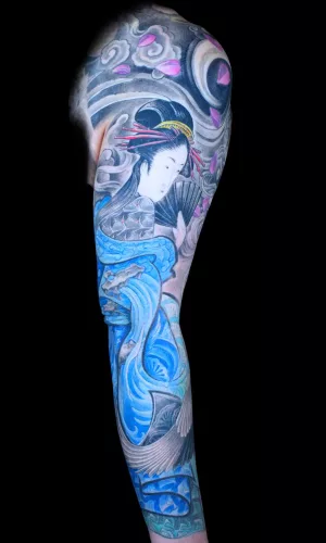 Tattoo Geisha mit Fächer , Wind, Kirschblüten, Kranichen und Wasser