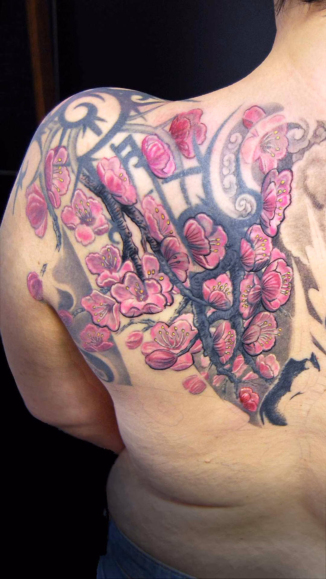 Interaktiver Vergleich Fullback Japan Mandschuren Kranichen Schulter Tribal Cover-up Tattoo vorher Vorher-Foto eines alten Tribal-Tattoos auf der Schulter vor dem Cover-up zu einem großflächigen Fullback-Rücken-Tattoo mit japanischen Mandschurenkranichen von Roald Beyer