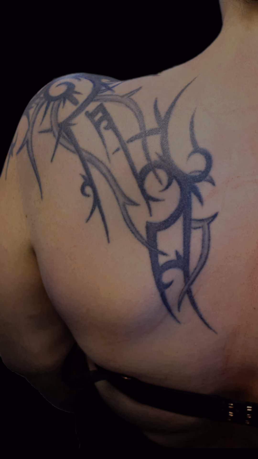 Interaktiver Vergleich Fullback Japan Mandschuren Kranichen Schulter Tribal Cover-up Tattoo vorher Vorher-Foto eines alten Tribal-Tattoos auf der Schulter vor dem Cover-up zu einem großflächigen Fullback-Rücken-Tattoo mit japanischen Mandschurenkranichen von Roald Beyer