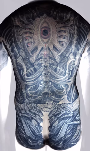 Biomechanik Full-Backpiece mit Facehugger-Auge und integriertem Lobster-Mechanismus am Gesäß, großflächige organische Biomechanik von Raul bei Hits for Life München