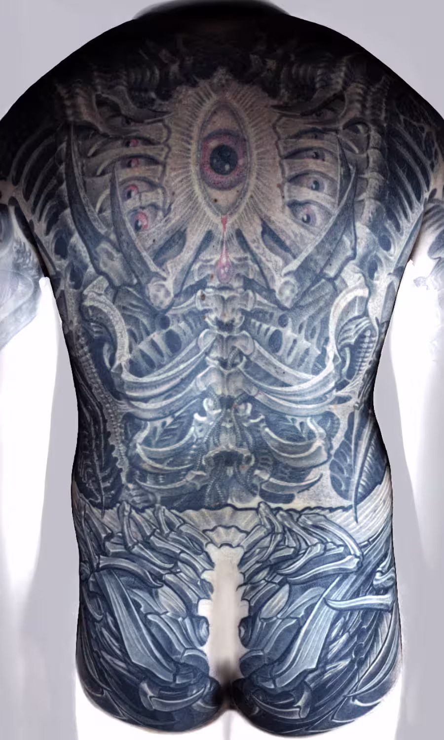 Biomechanik Full-Backpiece mit Facehugger-Auge und integriertem Lobster-Mechanismus am Gesäß, großflächige organische Biomechanik von Raul bei Hits for Life München