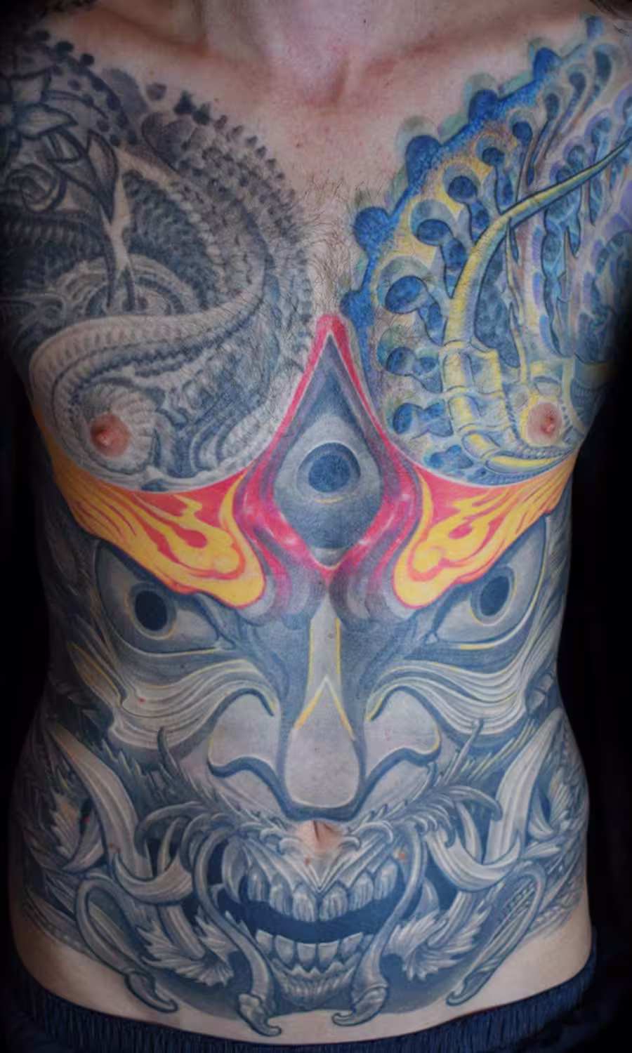 Biomechanik Oni Tattoo als Full Frontpiece mit drittem Auge auf dem Schwertfortsatz, japanisch-mechanische Fusion von Raul bei Hits for Life München