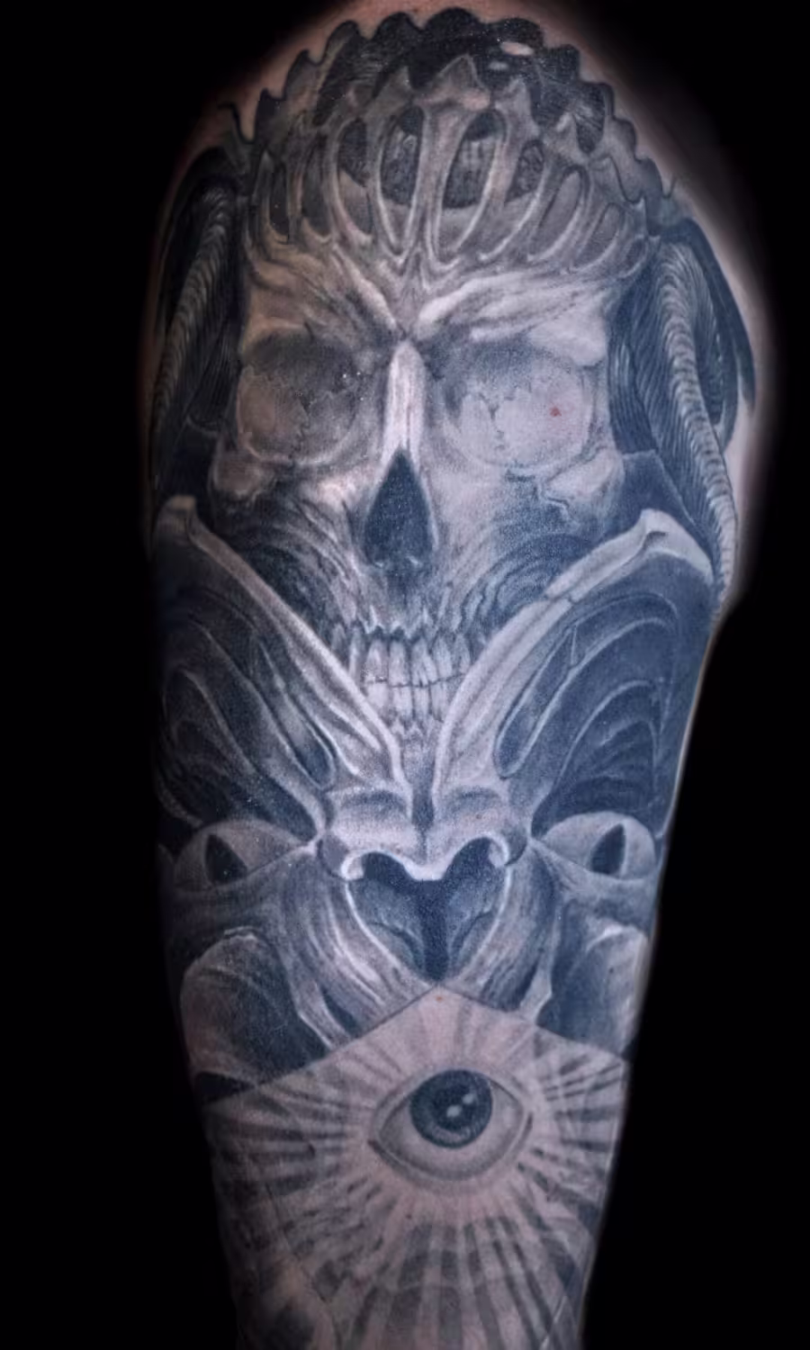 Biomechanik Tattoo mit Schädel, All-seeing Eye und realistischem Herz, kombiniert mit einer düsteren Todesdame, komplexes Dark-Art-Konzept von Raul bei Hits for Life München