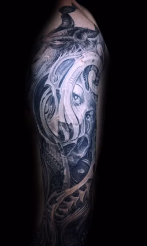 Biomechanik Sleeve Tattoo mit Zahnrad-Mechanik, Totenschädel und Frauengesicht, ergänzt durch detailreiche Ziegenbock-Elemente, Artist: Raul bei it for Life München
