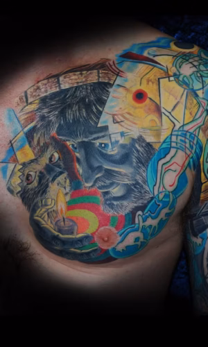 Abstraktes Kandinsky-Chest-Tattoo und Trash-Art-Sleeve mit Diogenes in der Tonne als zentrales Motiv, philosophisches Kunst-Tattoo von Raul bei it for Life München