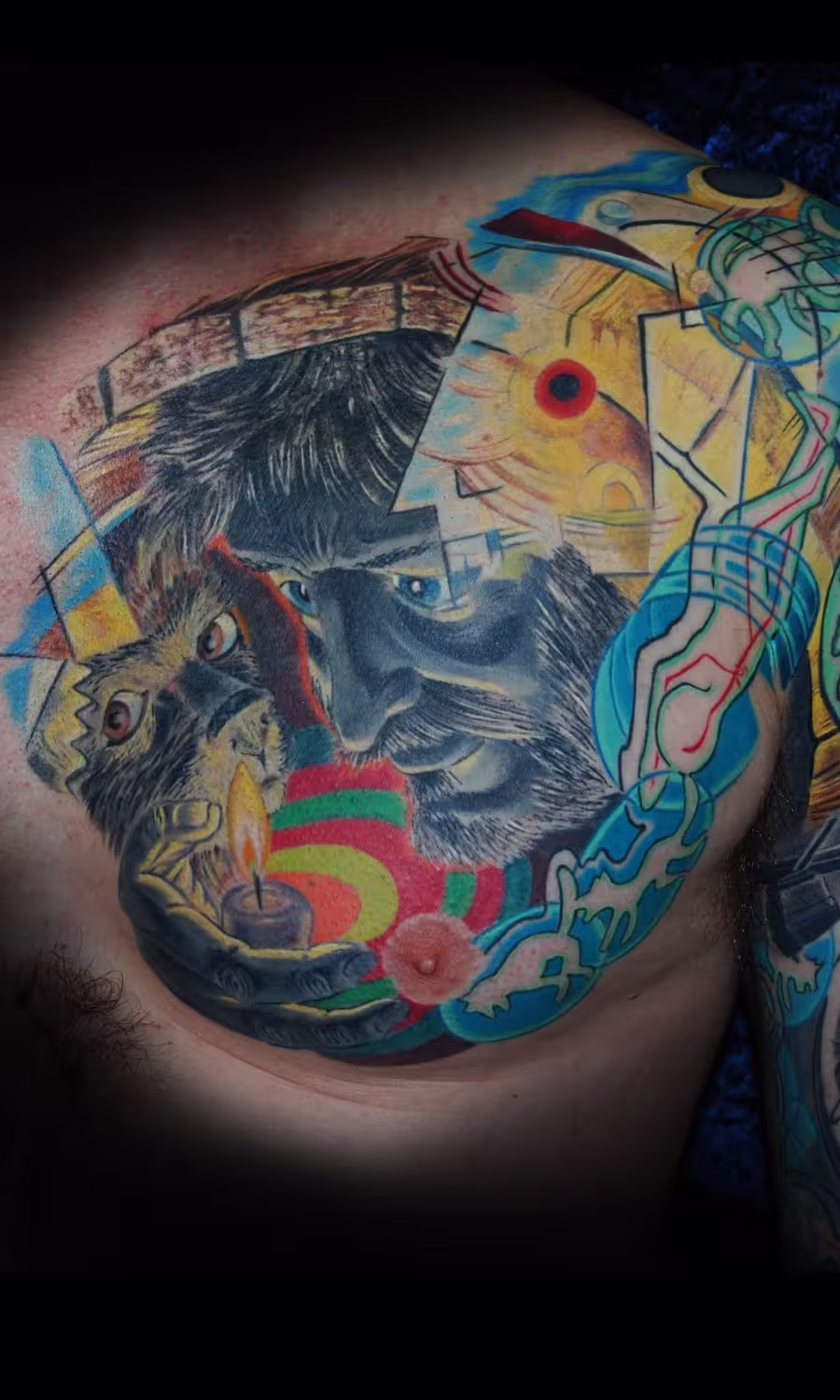 Abstraktes Kandinsky-Chest-Tattoo und Trash-Art-Sleeve mit Diogenes in der Tonne als zentrales Motiv, philosophisches Kunst-Tattoo von Raul bei it for Life München