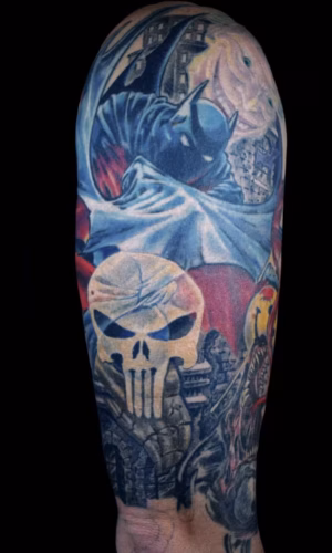 Detailreicher Comic-Sleeve mit Batman, Joker, Venom, Punisher und dem Comedian aus Watchmen, atmosphärisches Crossover-Tattoo von Raul bei Hits for Life München