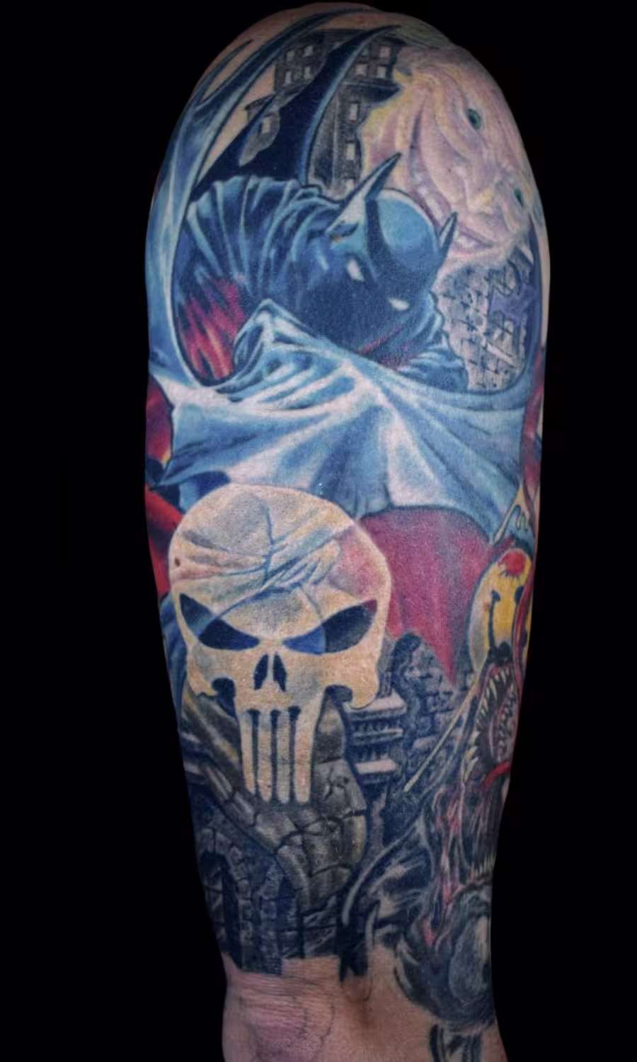 Detailreicher Comic-Sleeve mit Batman, Joker, Venom, Punisher und dem Comedian aus Watchmen, atmosphärisches Crossover-Tattoo von Raul bei Hits for Life München