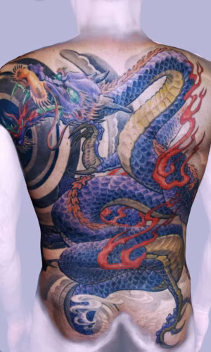 Japanisches Fullback-Tattoo mit einem kraftvollen Drachen-Motiv auf weißem Hintergrund, klassischer Irezumi-Stil von Raul bei Hits for Life München