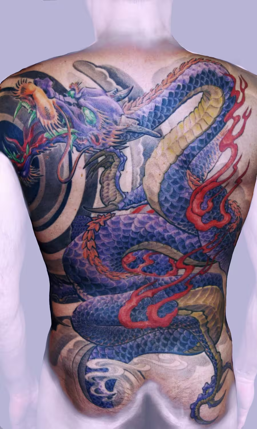 Japanisches Fullback-Tattoo mit einem kraftvollen Drachen-Motiv auf weißem Hintergrund, klassischer Irezumi-Stil von Raul bei Hits for Life München