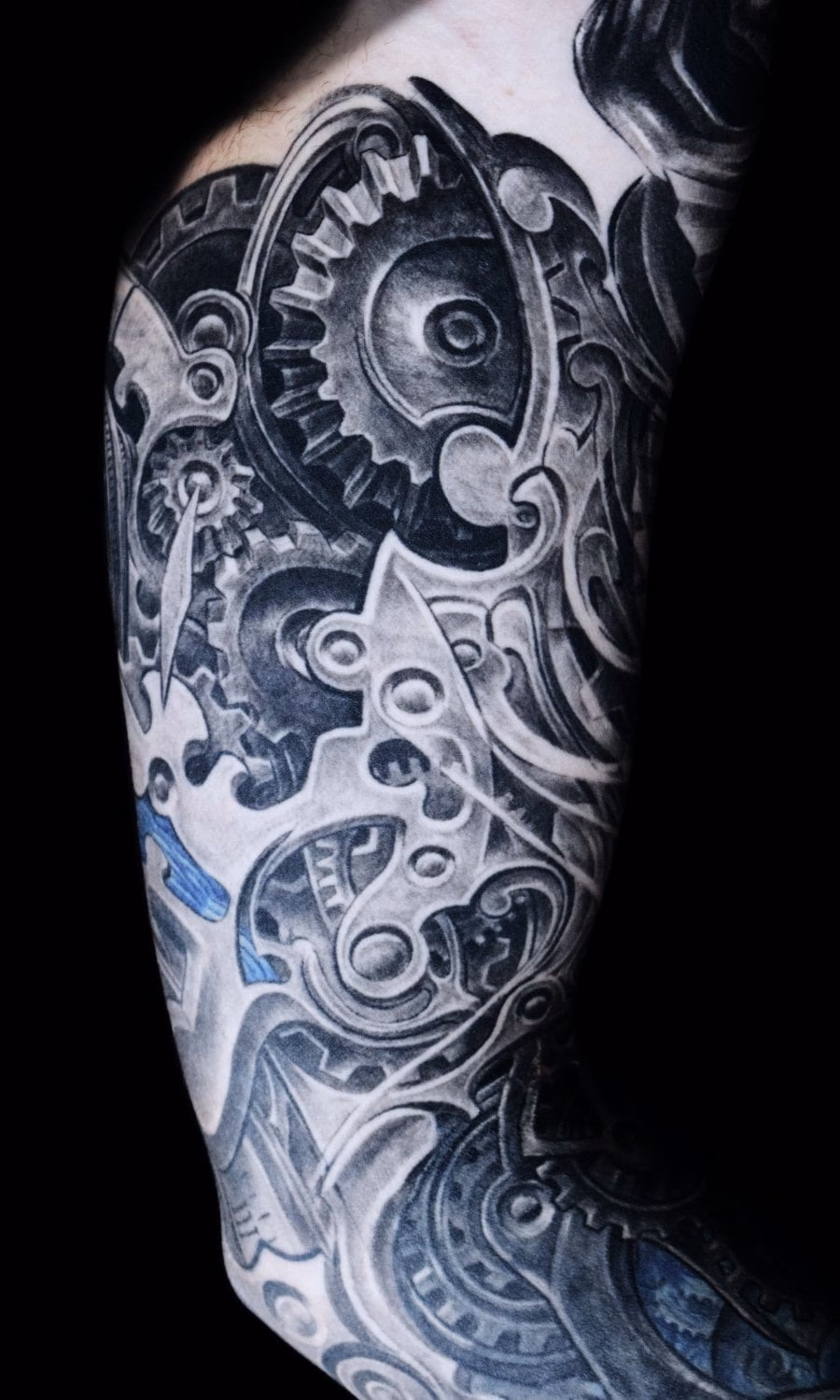 H.R. Giger Hommage: Biomechanik Tattoo am Unterarm mit Alien-Motiv und fraktaler Wirbelsäule von Raul Beyer, Link zu Biomechanik Uhr Tattoo