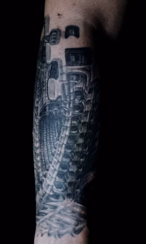 Düstere biomechanische Landschaft im H.R. Giger Stil mit Alien-Elementen, detailreiches Tattoo-Design von Tätowierer Raul bei it for Life Tattoo München