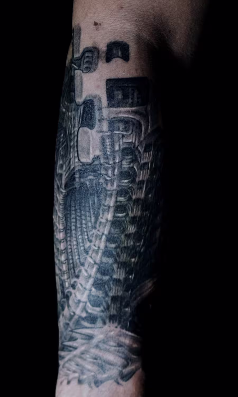 Düstere biomechanische Landschaft im H.R. Giger Stil mit Alien-Elementen, detailreiches Tattoo-Design von Tätowierer Raul bei it for Life Tattoo München