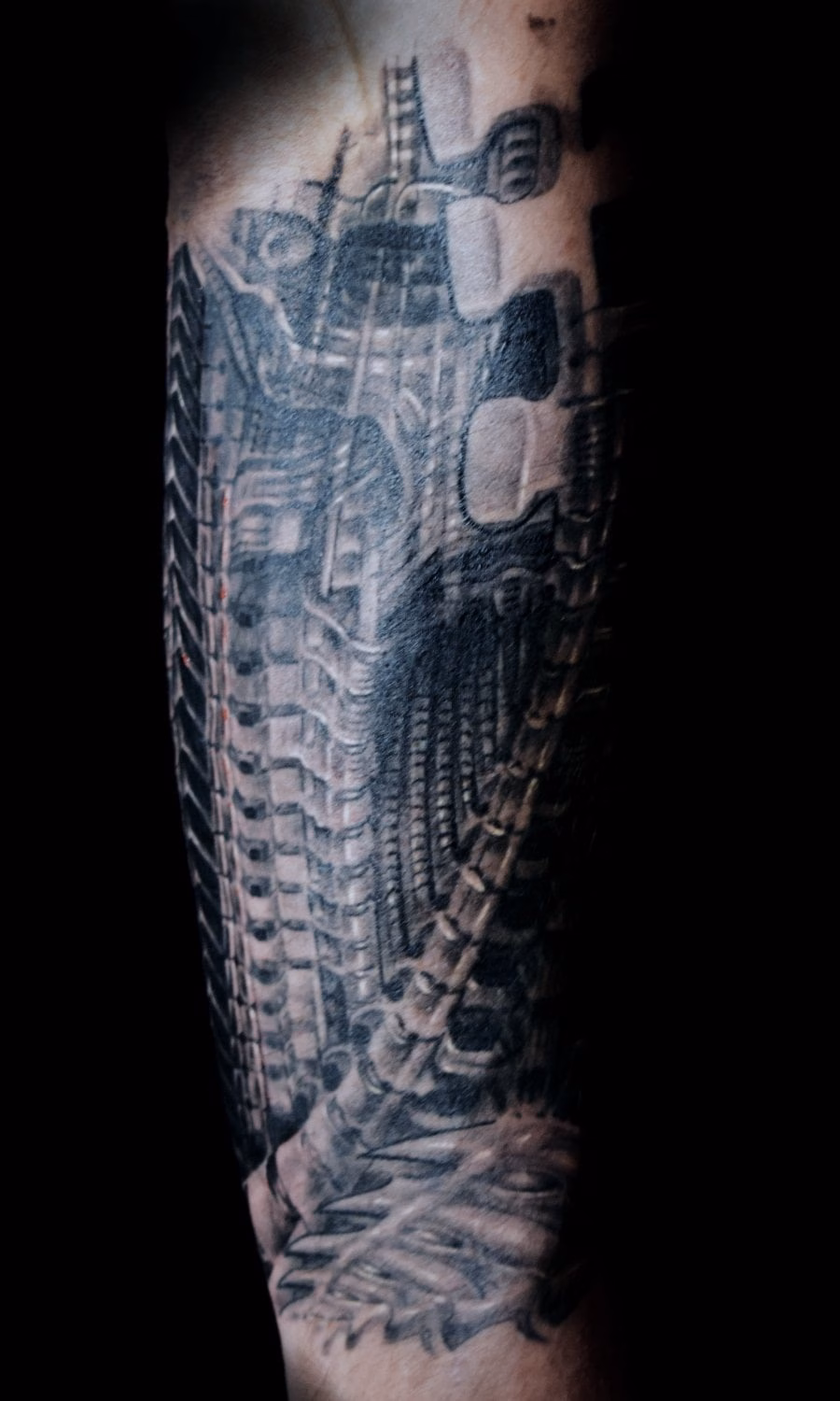 Hakenkreuz Überdeckung Tattoo , Biomechanik Cover-up Tattoo Chest an Giger Biomechanik