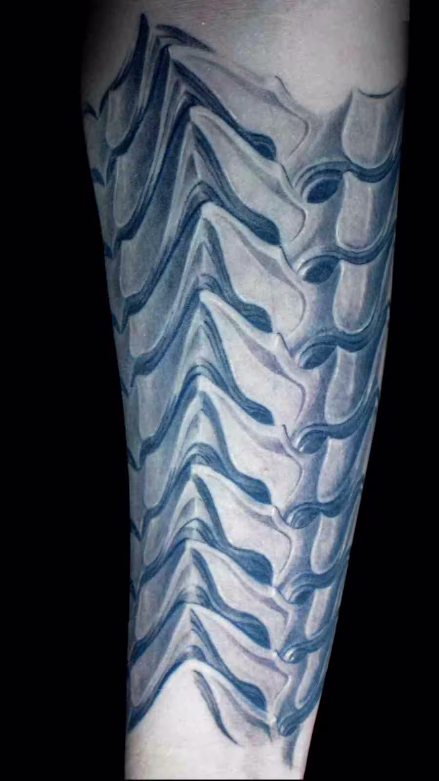 Anatomisch morphende Biomechanik mit knöchernen Strukturen, die je nach Perspektive ineinander übergehen, dynamischer Unterarm-Sleeve von Raul, Hits for Life München
