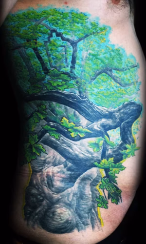 Organisches Baum-Tattoo inspiriert von der Platane Schulpforta, fließendes Natur-Design vom Brustkorb bis zur Hüfte, individuelle Baum-Darstellung von Raul, Hits for Life München